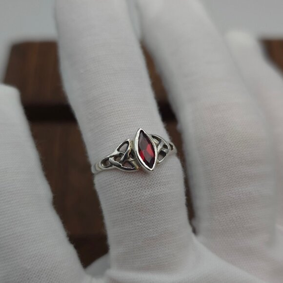 Size 8 925 Sterling Silver Simple Red Glass Celtic Ring - Picture 3 of 7